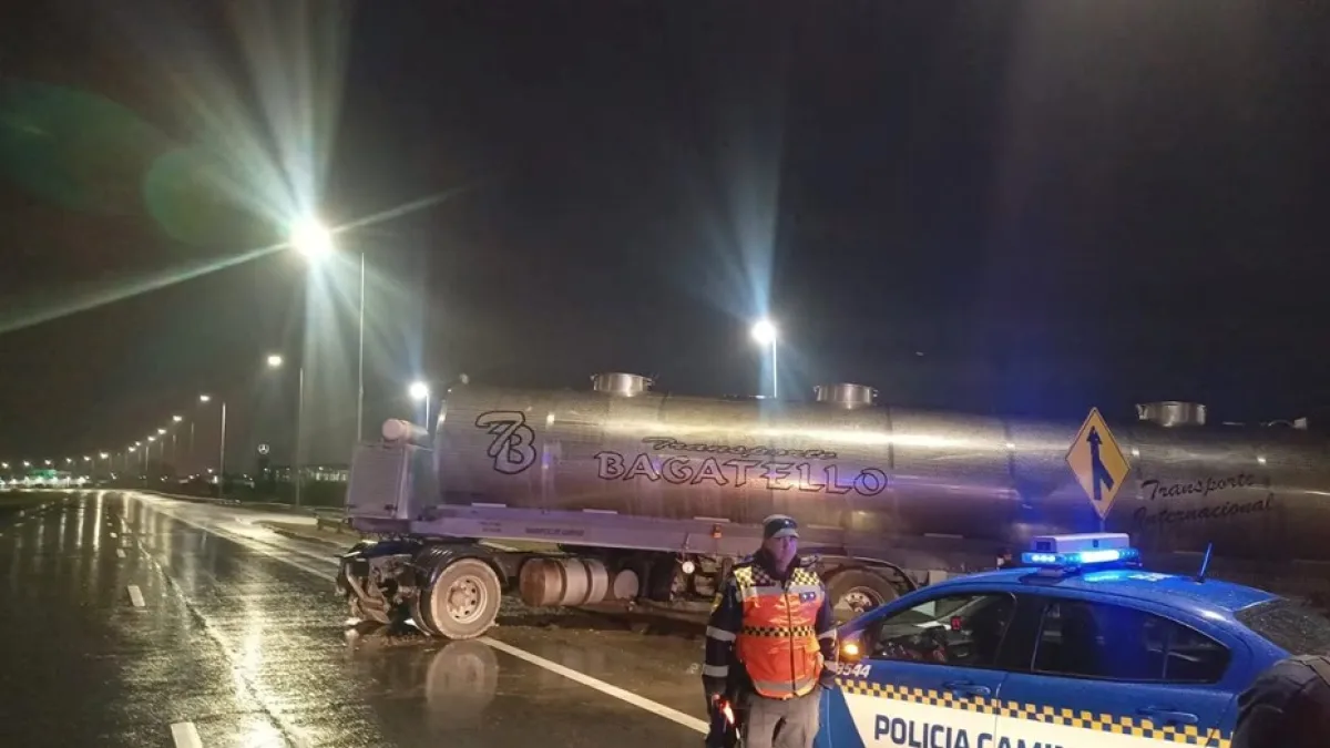 Un camión con 24 mil kilos de chocolate volcó en avenida Circunvalación