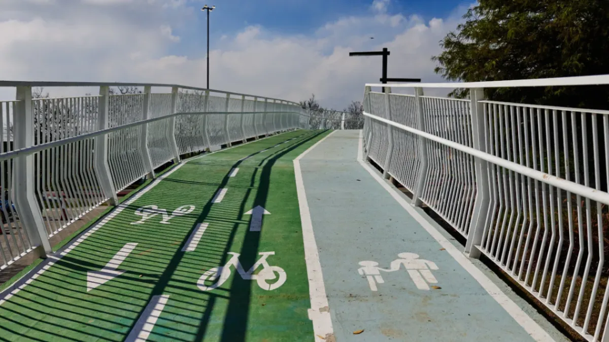 Una joven fue atropellada en la ciclovía elevada