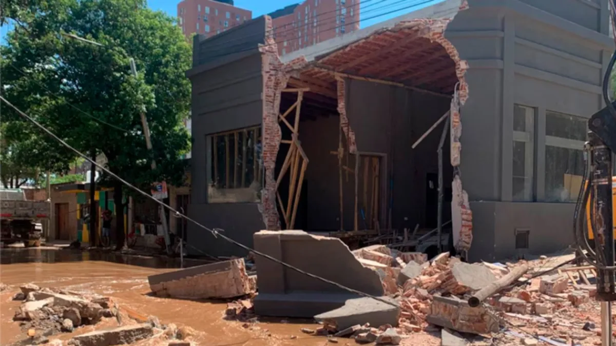 Se derrumbó una casa en barrio Güemes por la rotura de un caño de agua