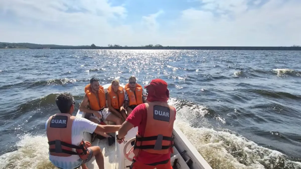 Rescataron a tres navegantes tras el hundimiento de un velero