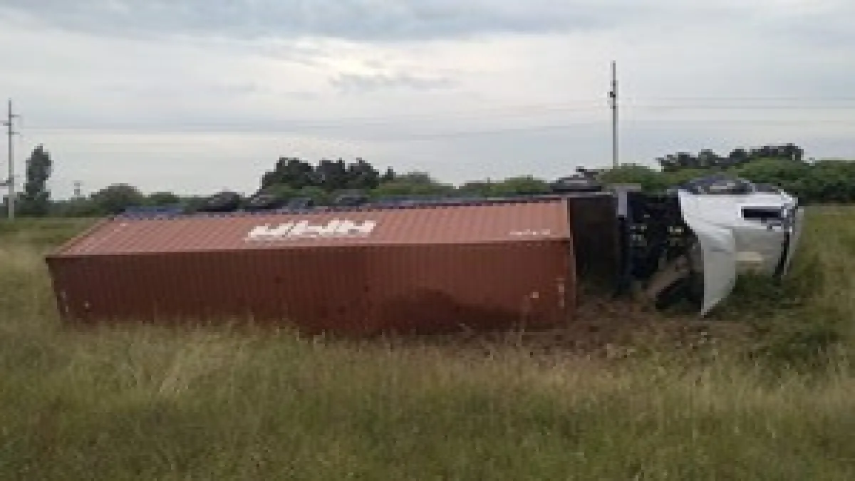 Un camión que transportaba clavos volcó en Río Segundo
