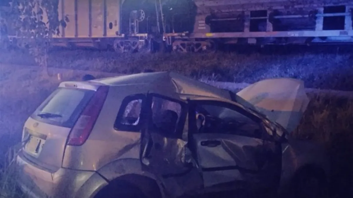Siniestro vial: un auto colisionó con un tren de carga