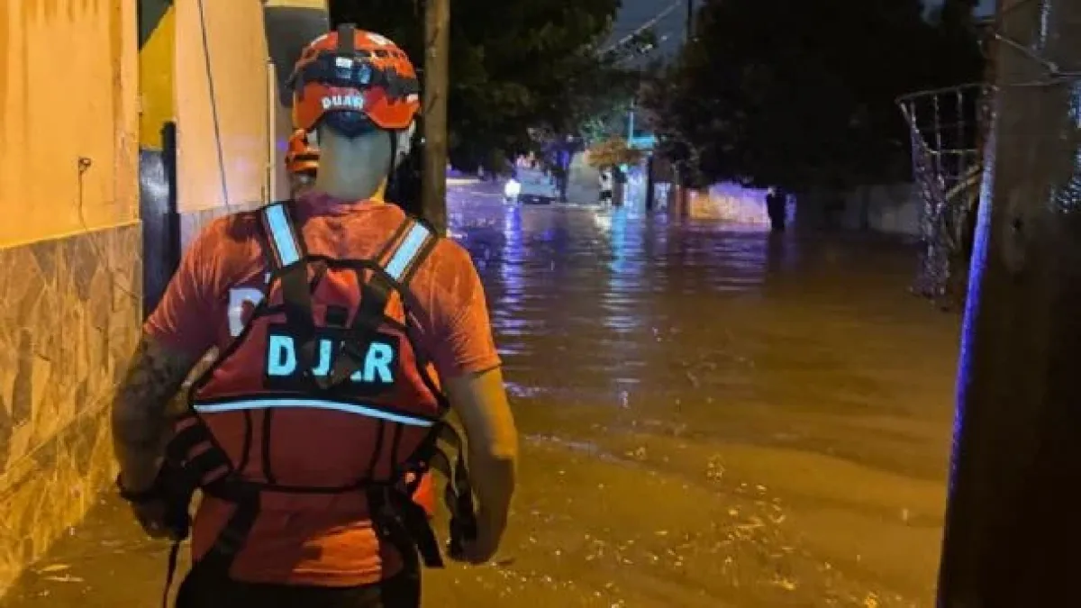 Lluvia torrencial: rescataron a un niño que era arrastrado por la corriente