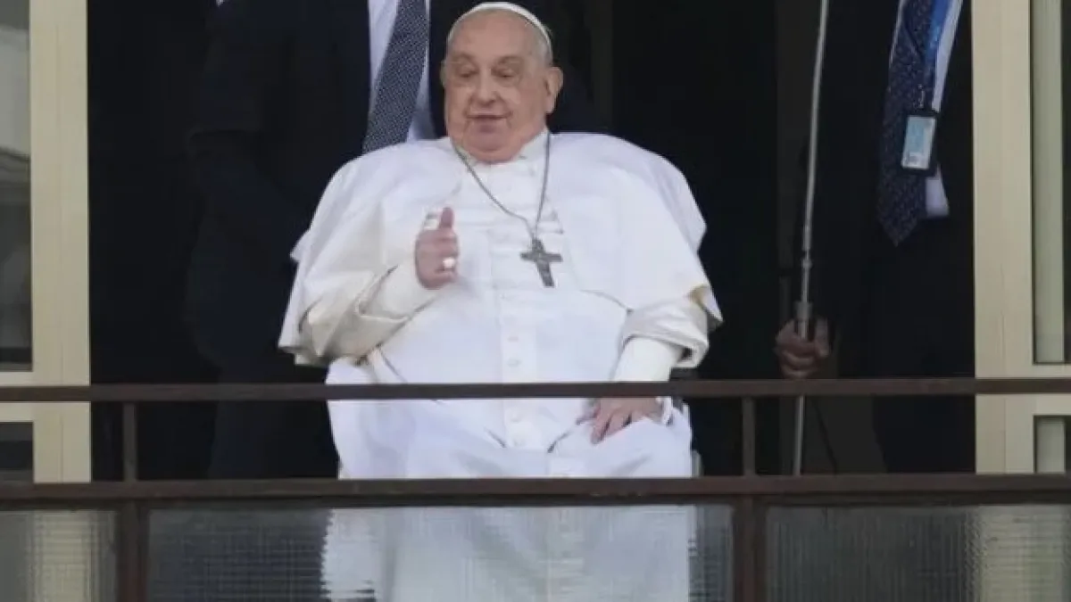 El papa Francisco recibió el alta y saludó a los fieles