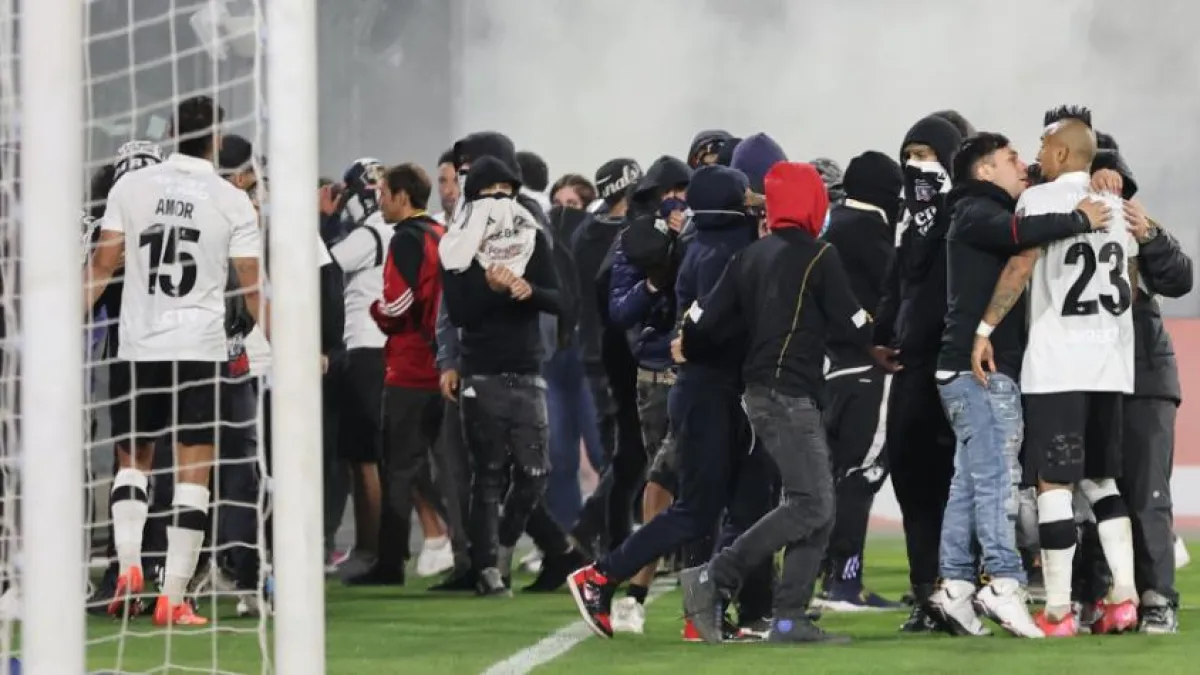 Dos hinchas de 13 y 18 años murieron en una avalancha previo al partido Colo Colo vs Fortaleza