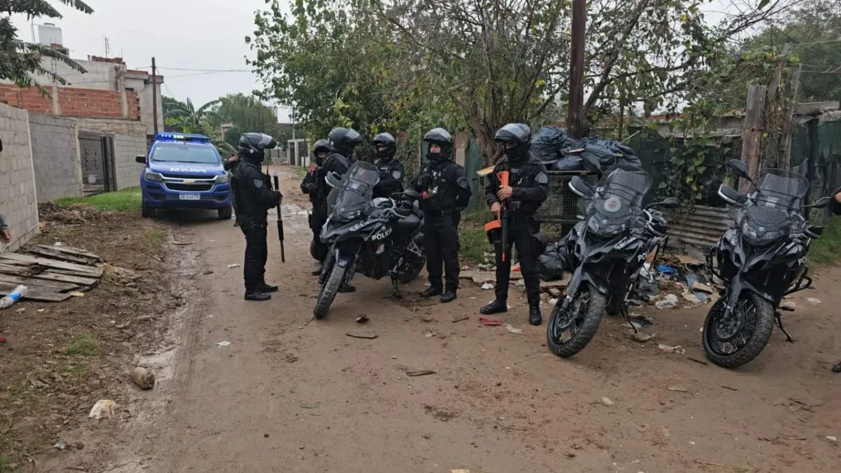 Un megaoperativo policial resultó en la detención de 23 personas en barrio Lamadrid
