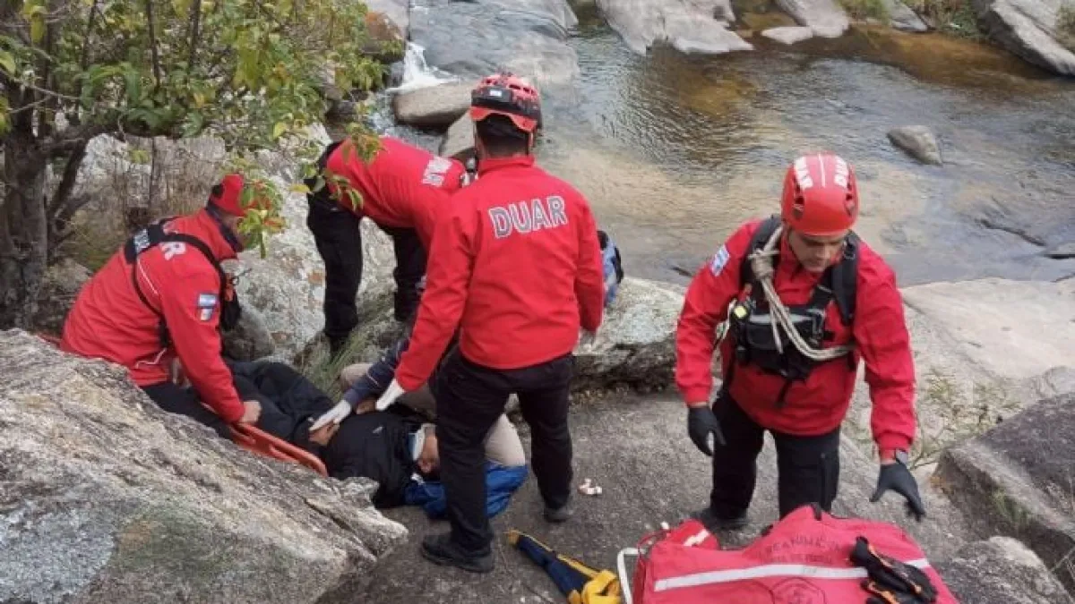 Rescataron a un hombre que se accidentó durante una caminata en las sierras