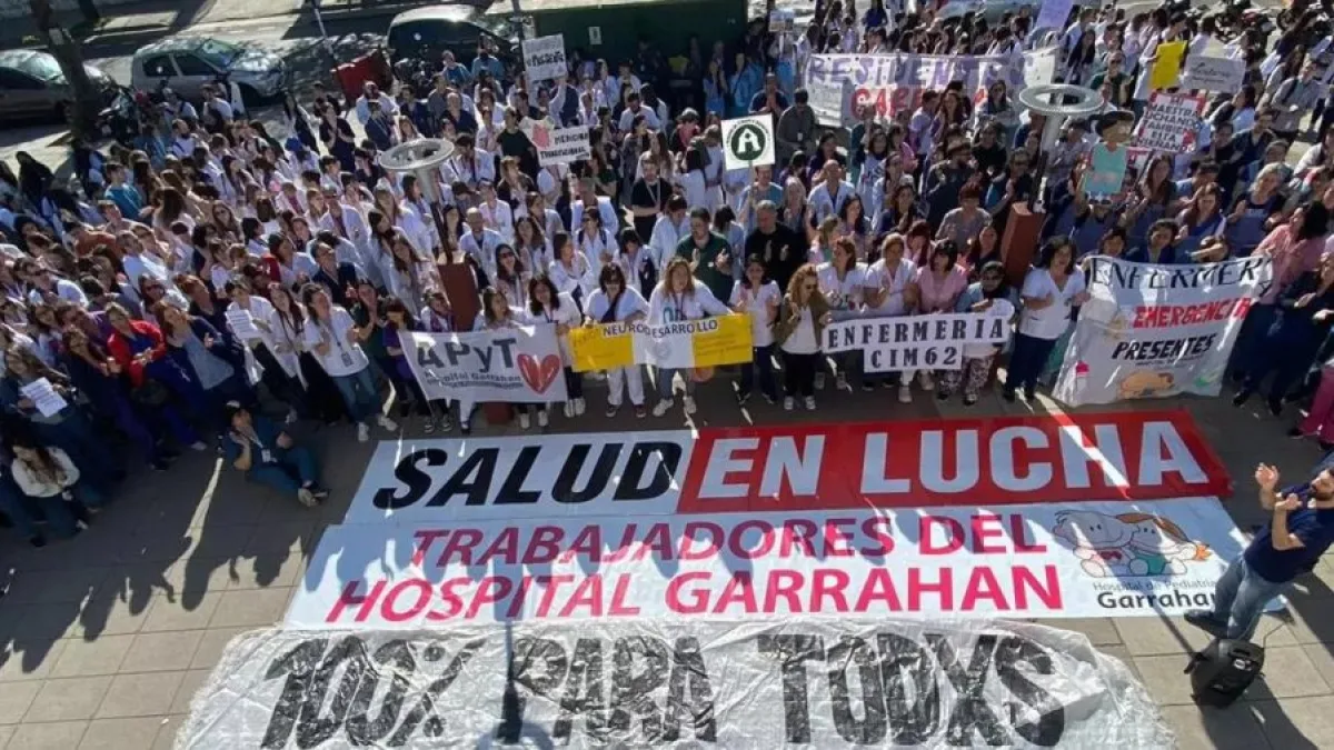 Trabajadores del Hospital Garrahan marcharon en reclamo de una recomposición salarial