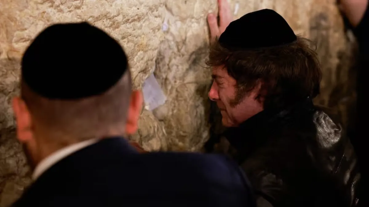 Milei llegó a Israel y fue a rezar al Muro de los Lamentos