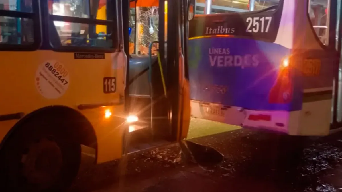 Dos colectivos del transporte urbano chocaron en Córdoba