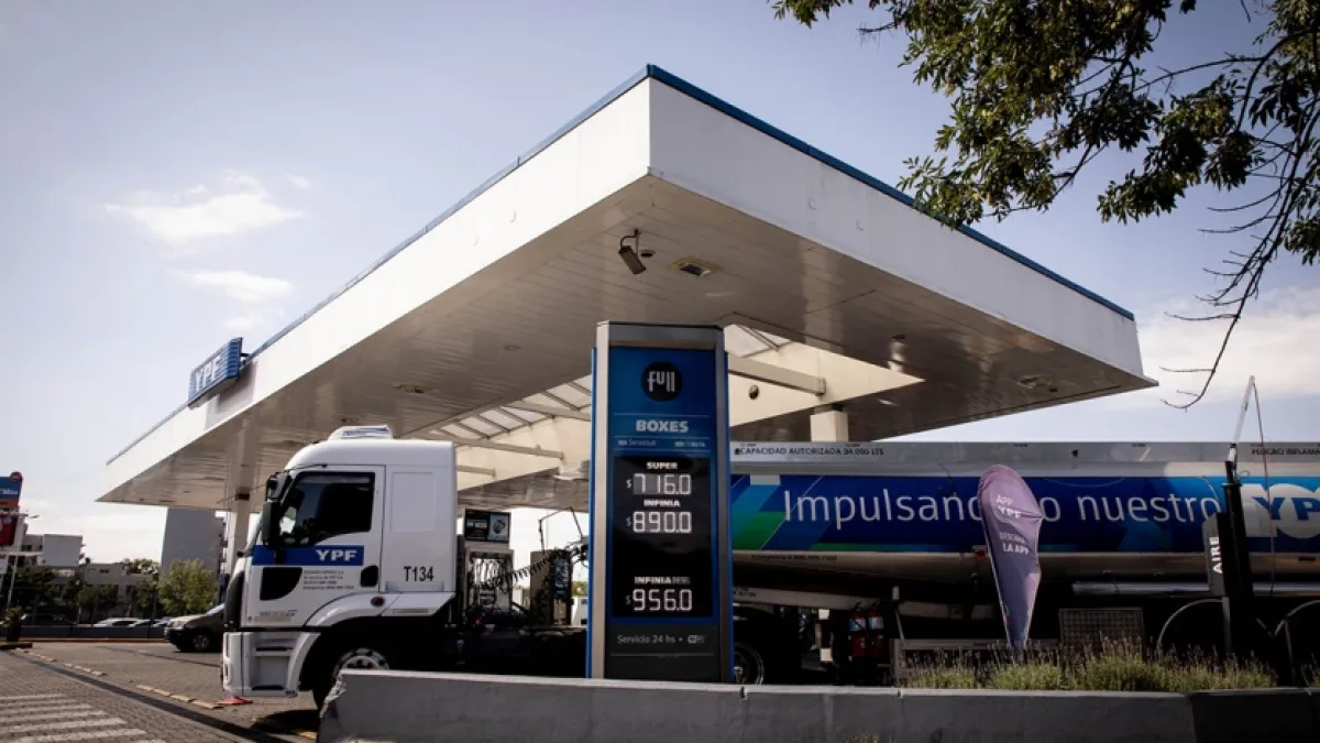YPF baja un 5% el precio de la nafta durante la madrugada