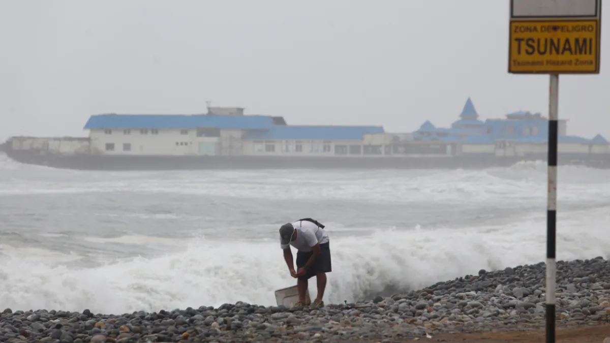 Perú cierra más de 100 puertos por alerta de tsunami y ordena evacuaciones
