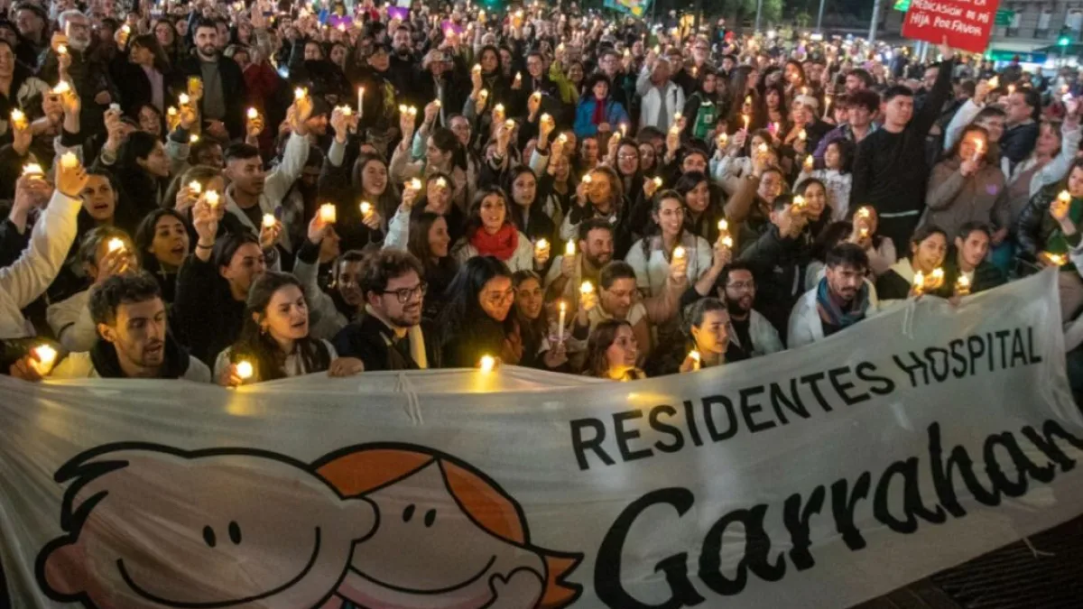 Trabajadores del Garrahan realizan una nueva marcha de velas
