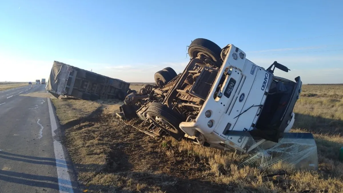 Volcó un camión de soja en el sur de Córdoba y su conductor murió