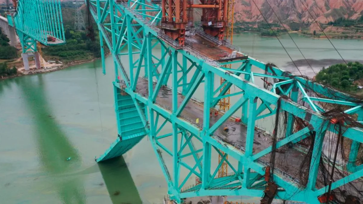 Impactante derrumbe de un puente en China deja al menos 12 muertos