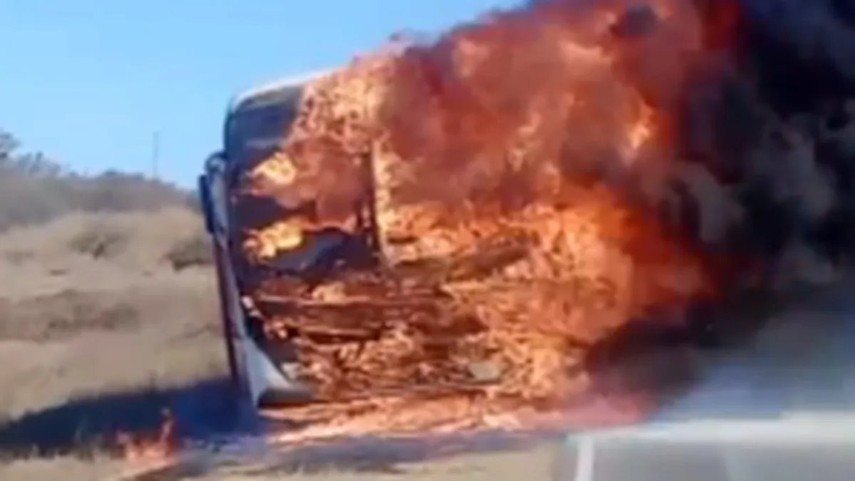 Se incendió un colectivo en Falda del Carmen: pasajeros ilesos pero pérdidas totales