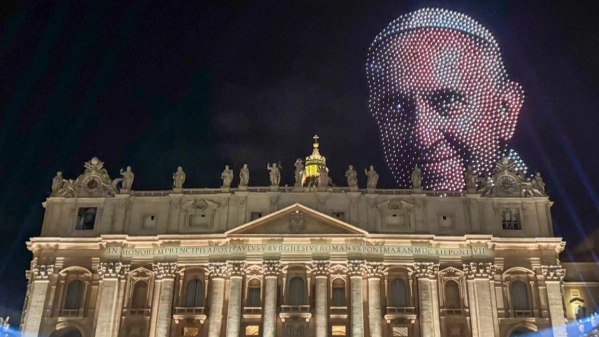 El rostro del papa Francisco apareció en el cielo del Vaticano formado por drones