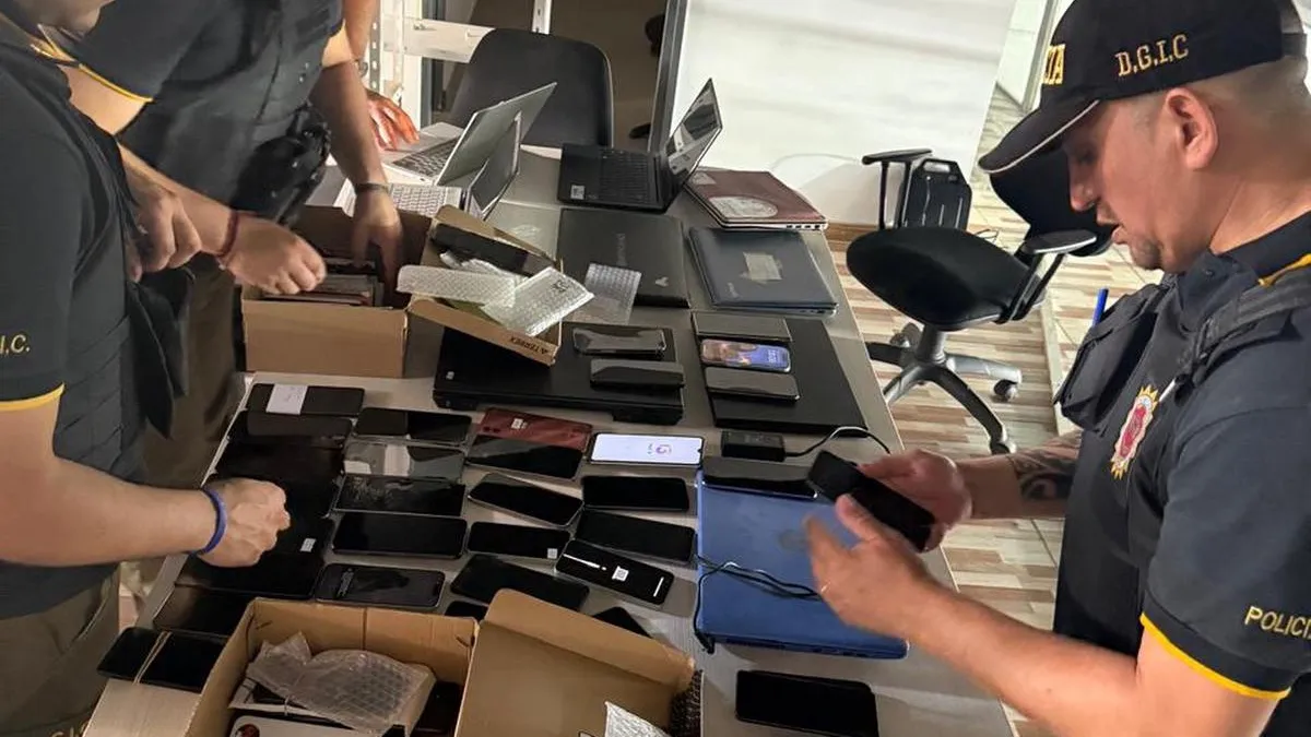 Inició la devolución de los celulares incautados en la Galería Espacial