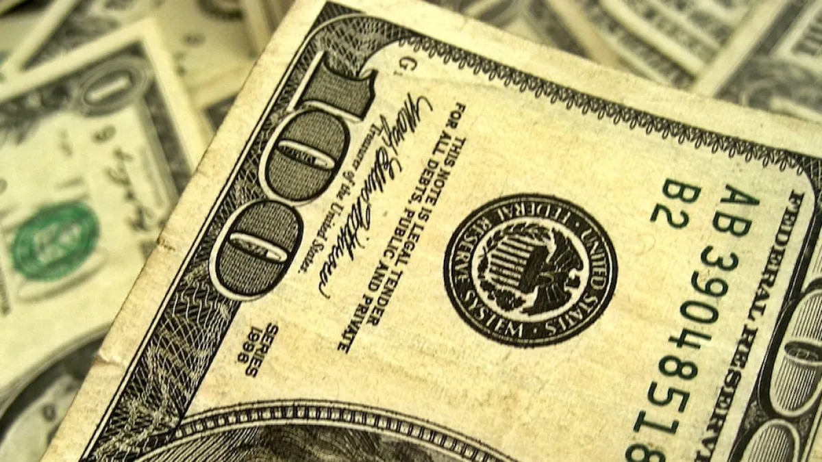 El dólar se desploma $ 100 y se disparan acciones