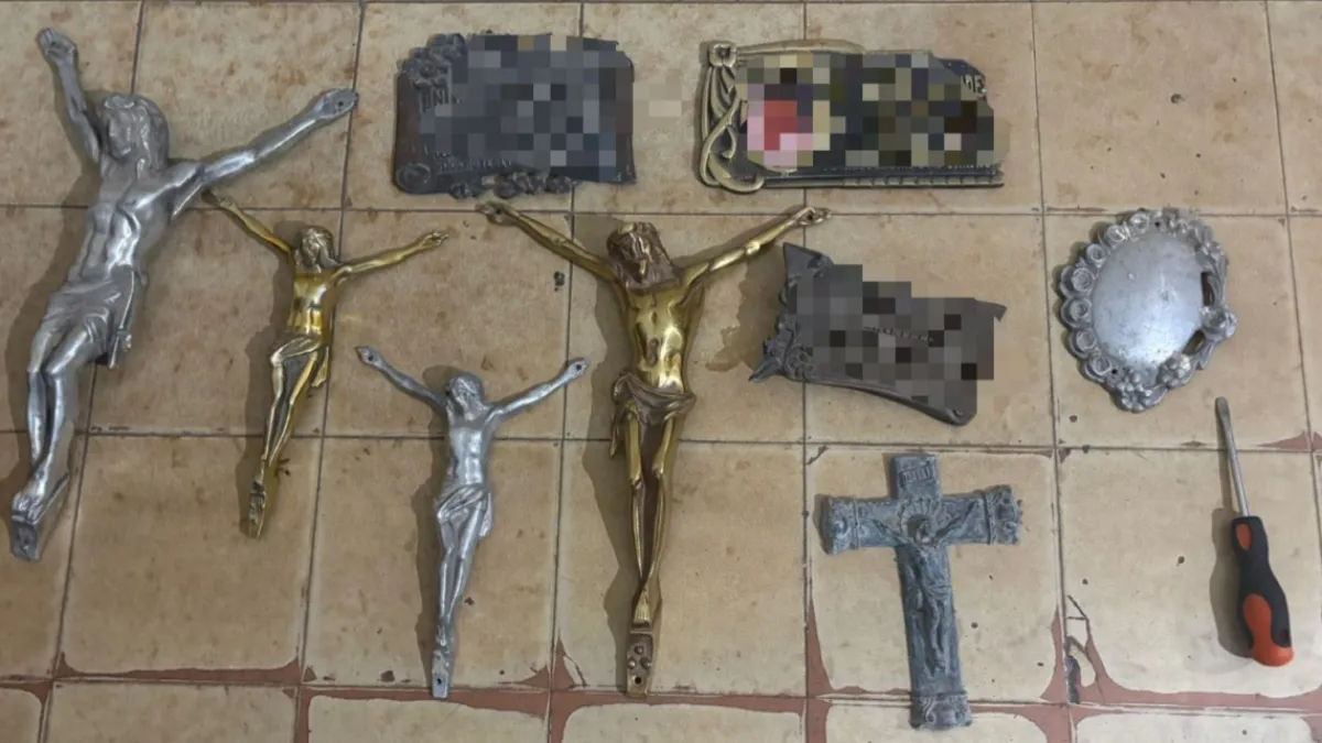 Dos detenidos por robar placas y crucifijos de un cementerio en Córdoba