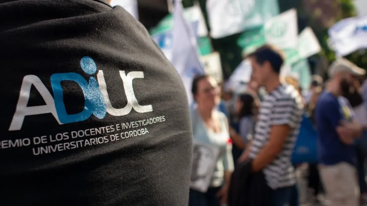 Docentes universitarios realizan un paro por tres días