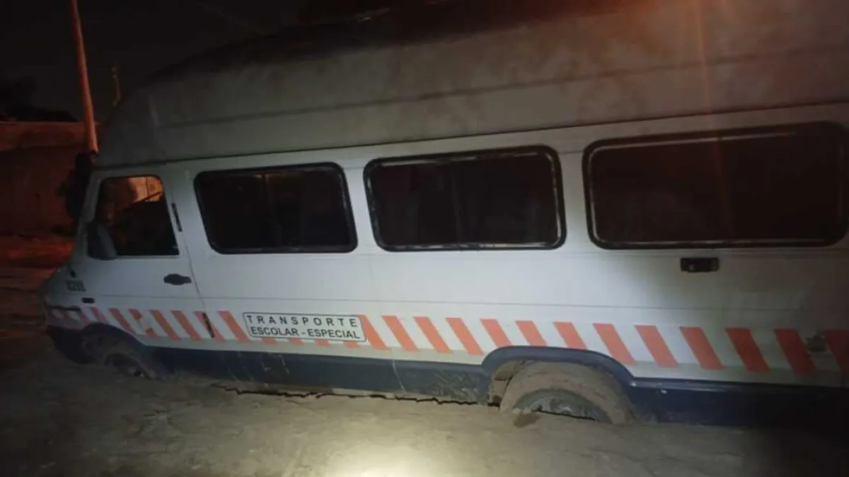 Hundimiento en la calzada: un efectivo herido y dos transportes escolares dañados