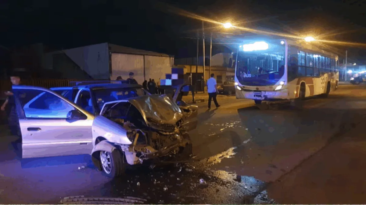 Conducía alcoholizado y chocó con un colectivo en la ciudad de Córdoba