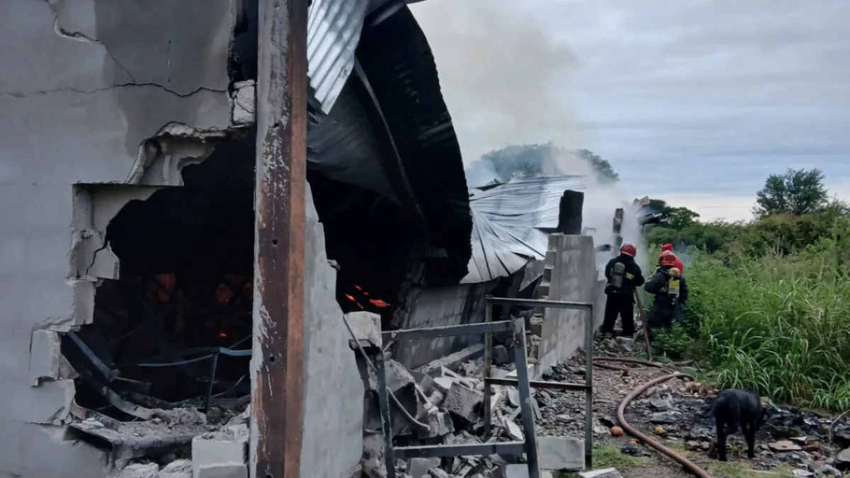 Incendio en un depósito de una tapicería en Córdoba generó daños severos