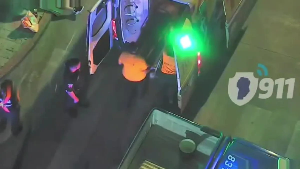 Dos motociclistas resultaron heridos tras chocar con un taxi en barrio Alberdi