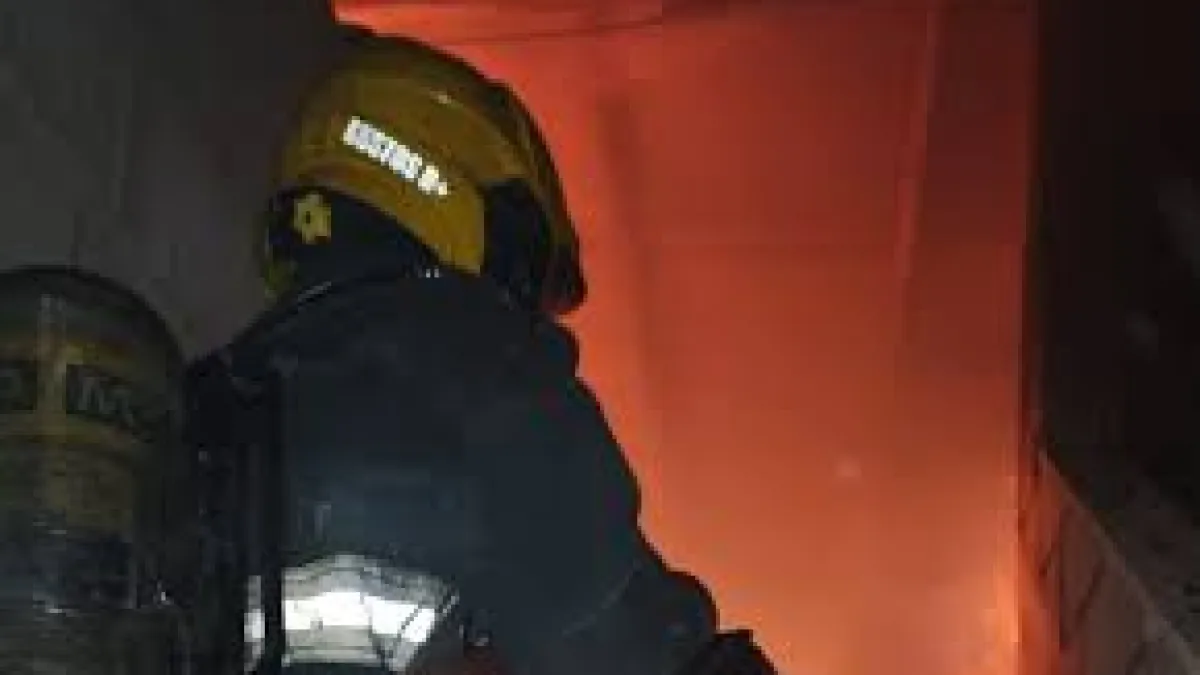 Incendio en un depósito de materiales en Córdoba deja un herido