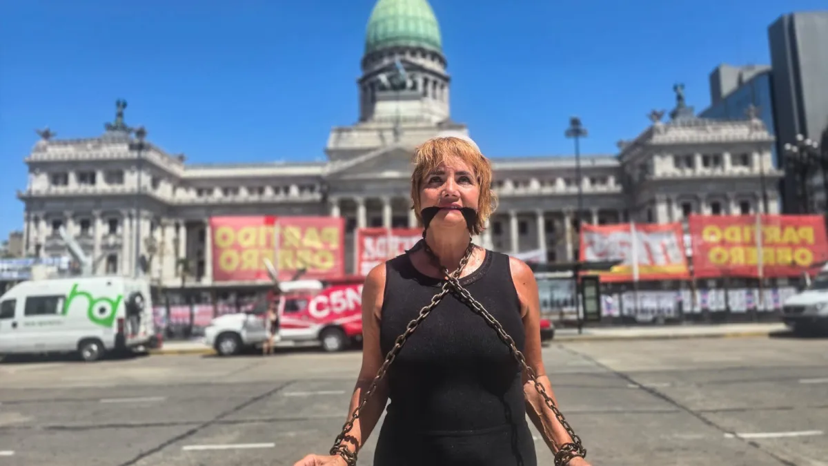 Nancy Pazos se encadenó frente al Congreso y Adorni dijo que "el nivel de delirio es astronómico"