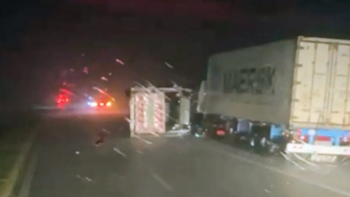 Impactante: 10 camiones volcaron por un temporal en la autopista Rosario-Córdoba
