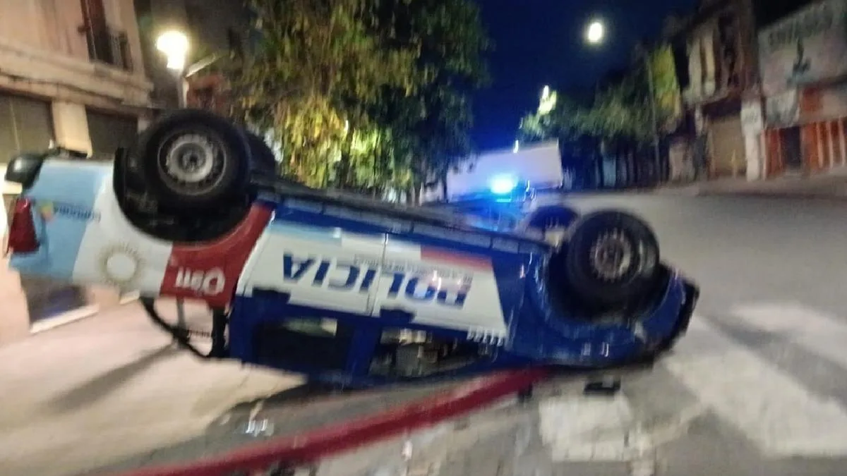 Detenido tras persecución policial, choque y vuelco en el centro de Córdoba