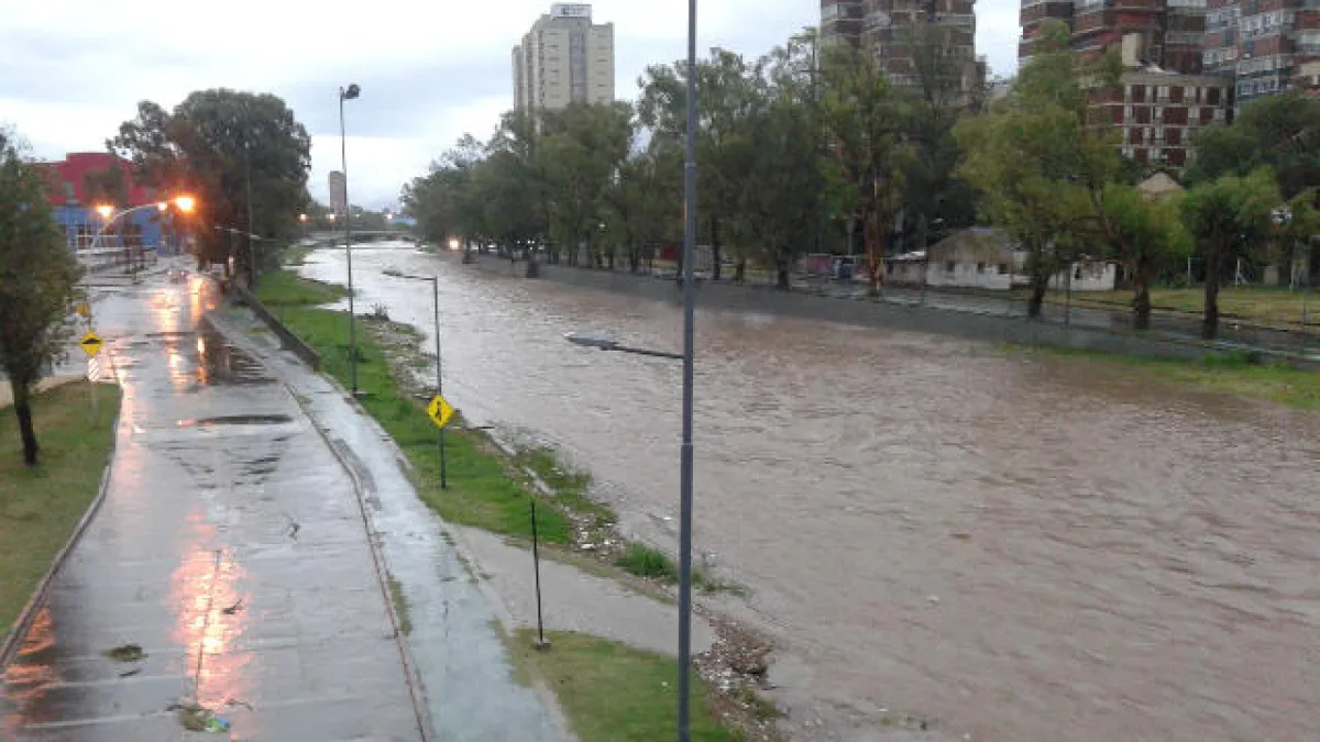 Corte total en Costanera por la crecida del Río Suquía