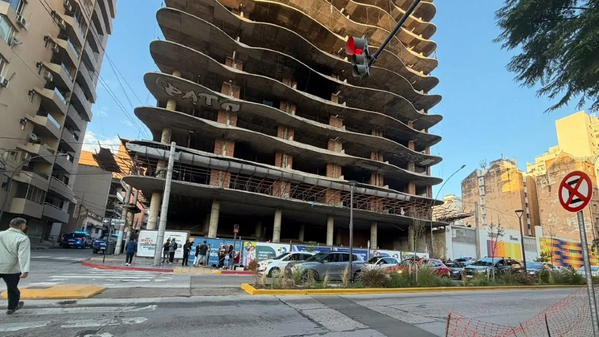 Allanaron el edificio "La Mole" luego de que se viralizara la imagen de un menor al borde del abismo