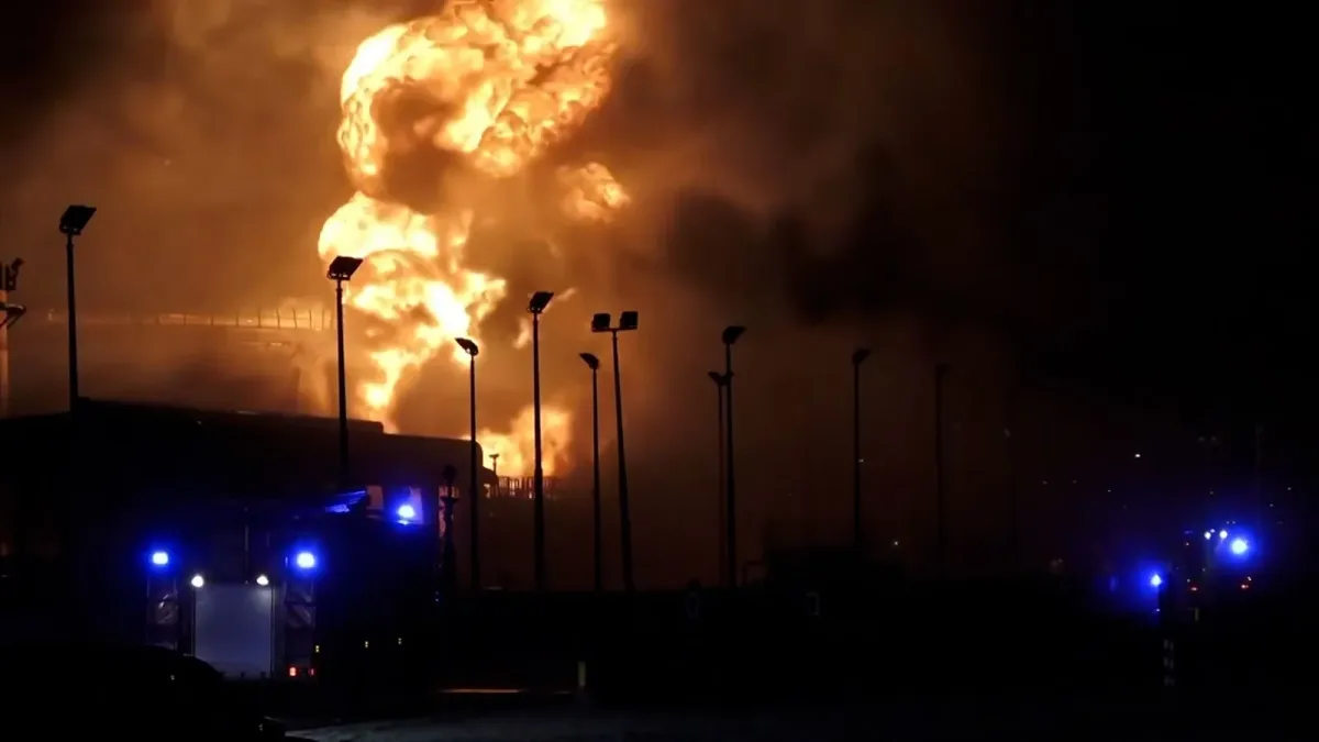 Irán ataca y prende fuego a una refinería en Qatar y a un depósito de combustible en Riad