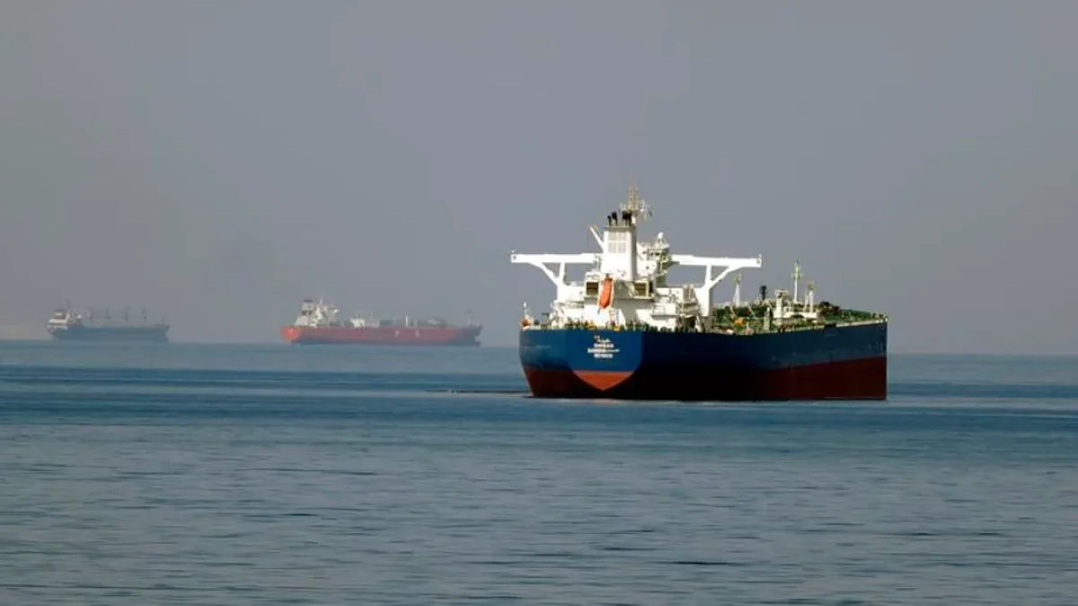Los primeros buques atravesaron el estrecho de Ormuz tras el alto el fuego anunciado por Estados Unidos e Irán