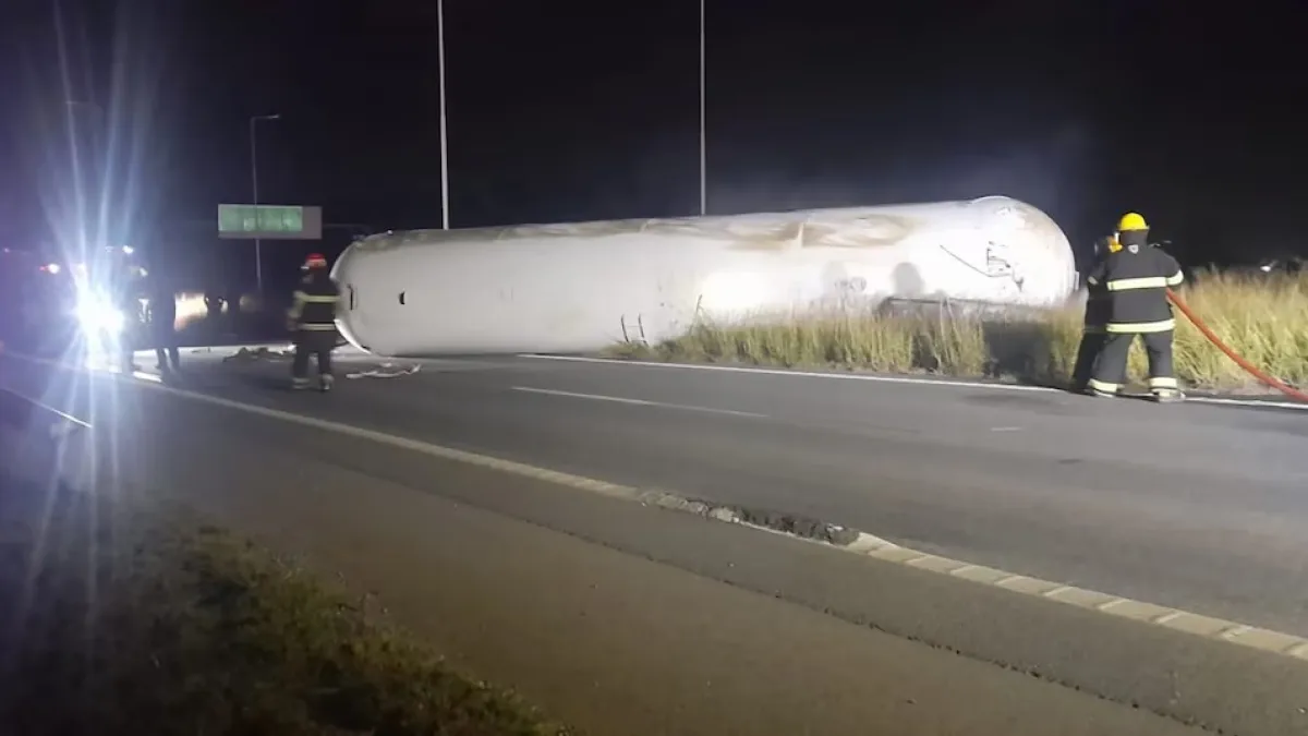 Choque fatal en la autopista Córdoba-Rosario: se incendió un camión y murió el conductor