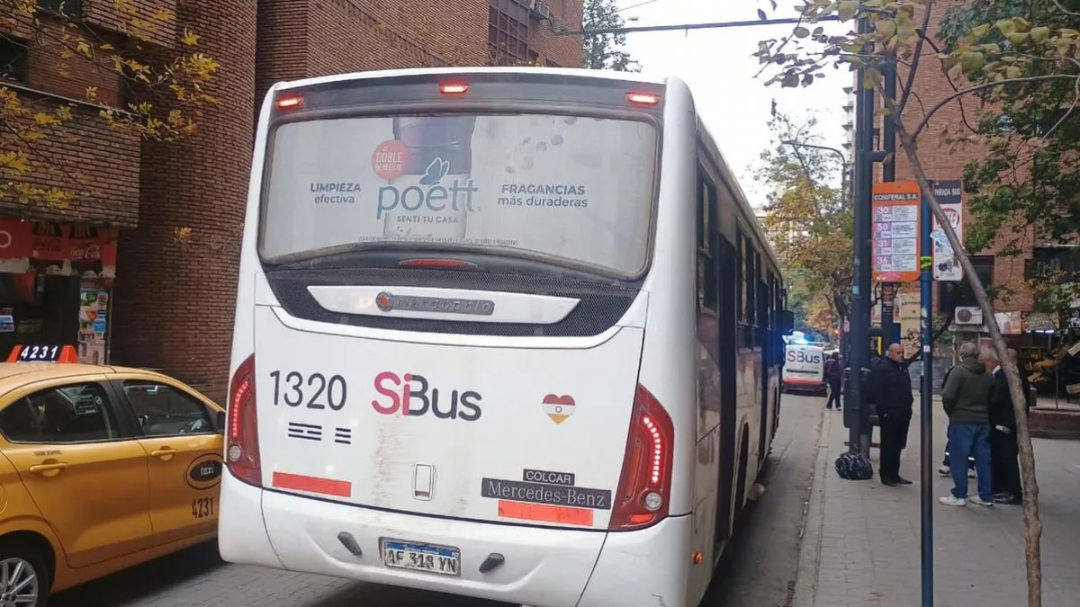 Una mujer sufrió la amputación de una pierna al caer debajo de un colectivo en Córdoba
