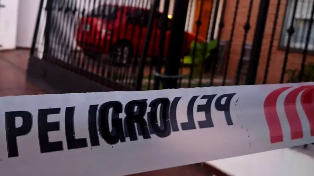 Otra tragedia en Córdoba: una niña murió tras caerle un portón de hierro