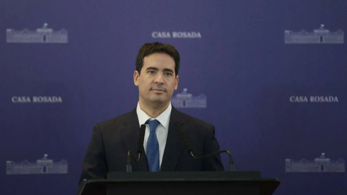 Adrián Ravier dio su primera conferencia como vocero presidencial