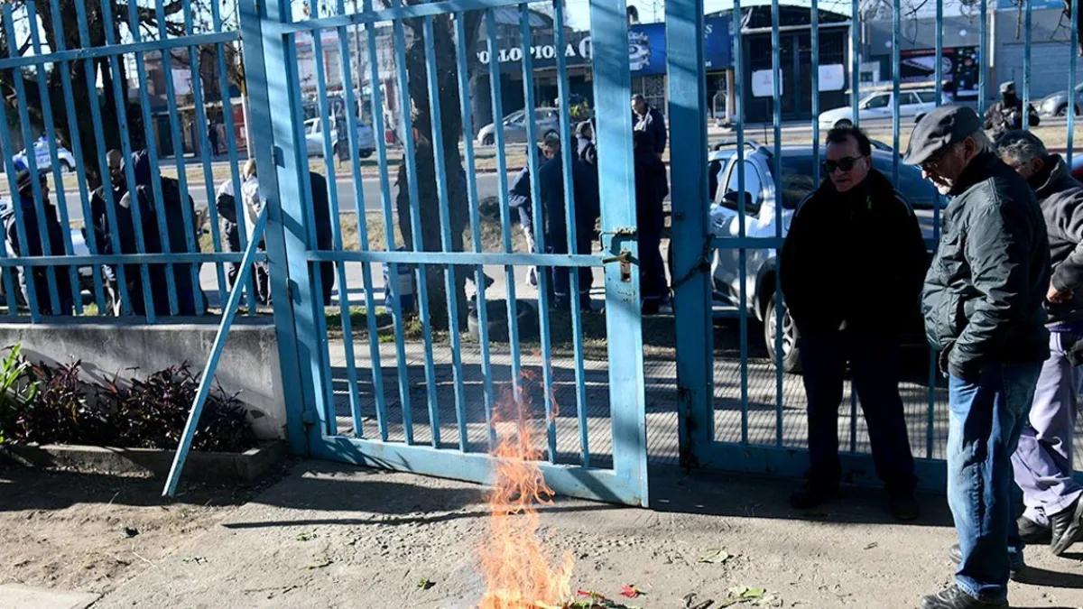 Una autopartista bajó las persianas y dejó sin trabajo a sus operarios en Córdoba