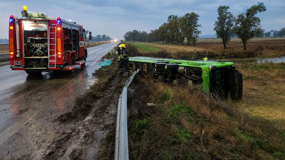 Un colectivo cayó de un puente en la Ruta 7 y dejó varios heridos