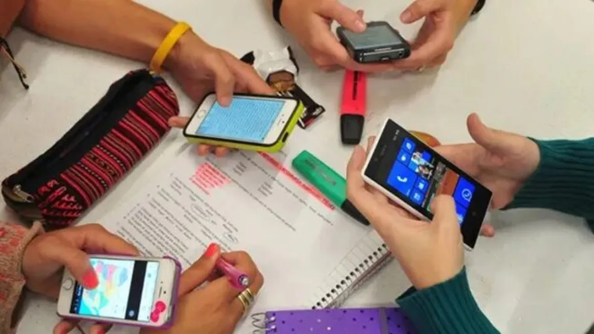 Restringen el uso de celulares en escuelas municipales