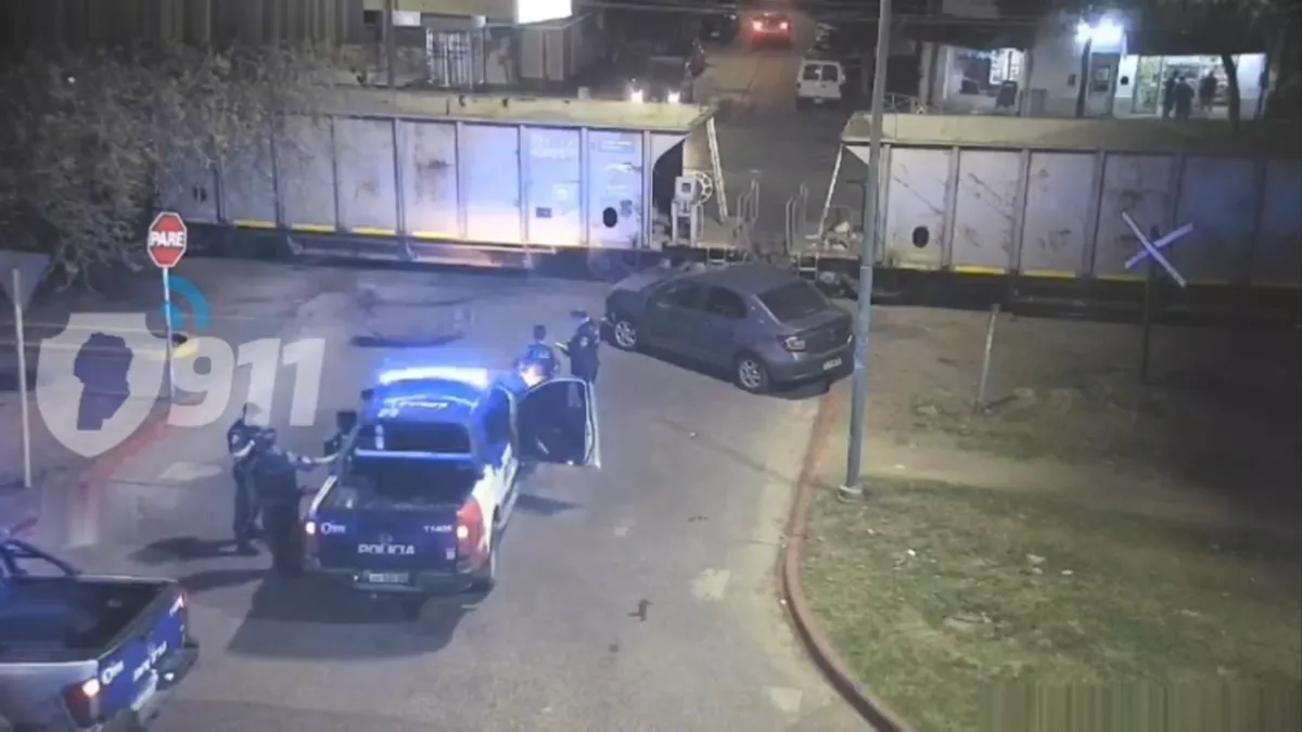 Un tren de carga embistió a un auto que intentaba cruzar las vías
