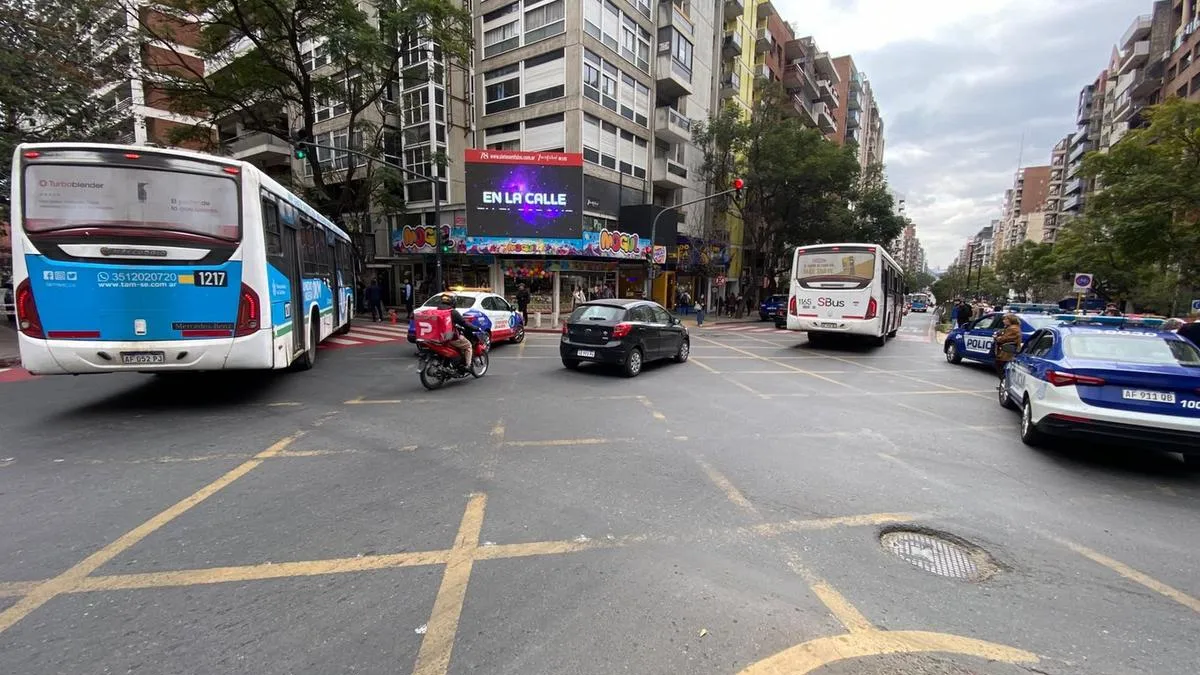 Un colectivo embistió a un peatón en boulevard Chacabuco