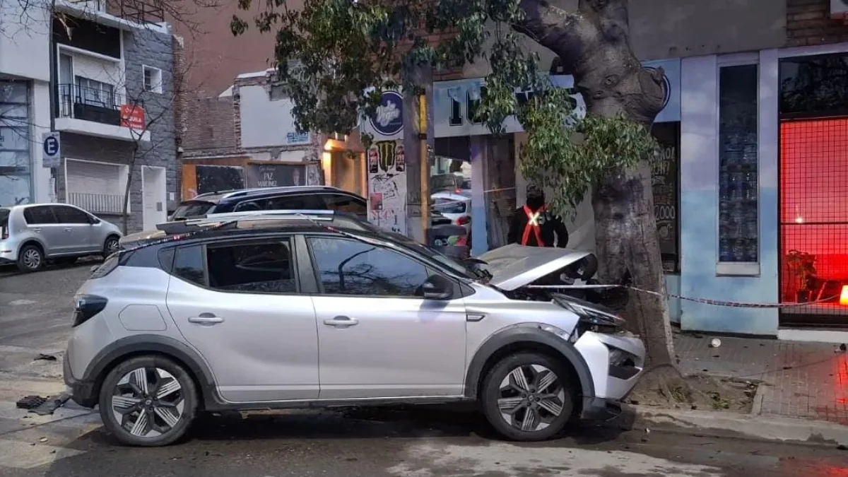 Choque en Nueva Córdoba: un auto se incrustó en un kiosco y otro impactó contra un árbol